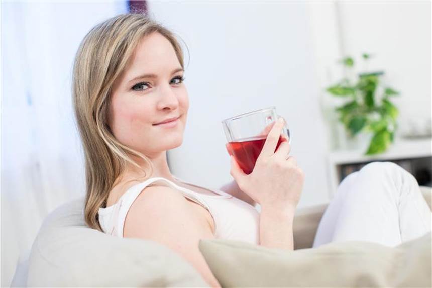 Ruhe und eine Tasse Tee: Neben Bewegung in der Natur hilft auch passive Entspannung, sich vom Arbeitsalltag zu erholen. Foto: Christin Klose