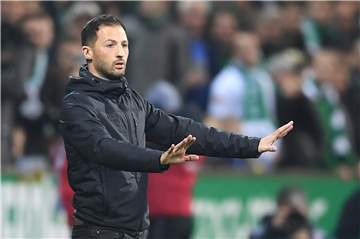 Ruhig bleiben, scheint Domenico Tedesco zu gestikulieren. Gilt das auch für den neuen Sportvorstand Jochen Schneider in der Trainerfrage?