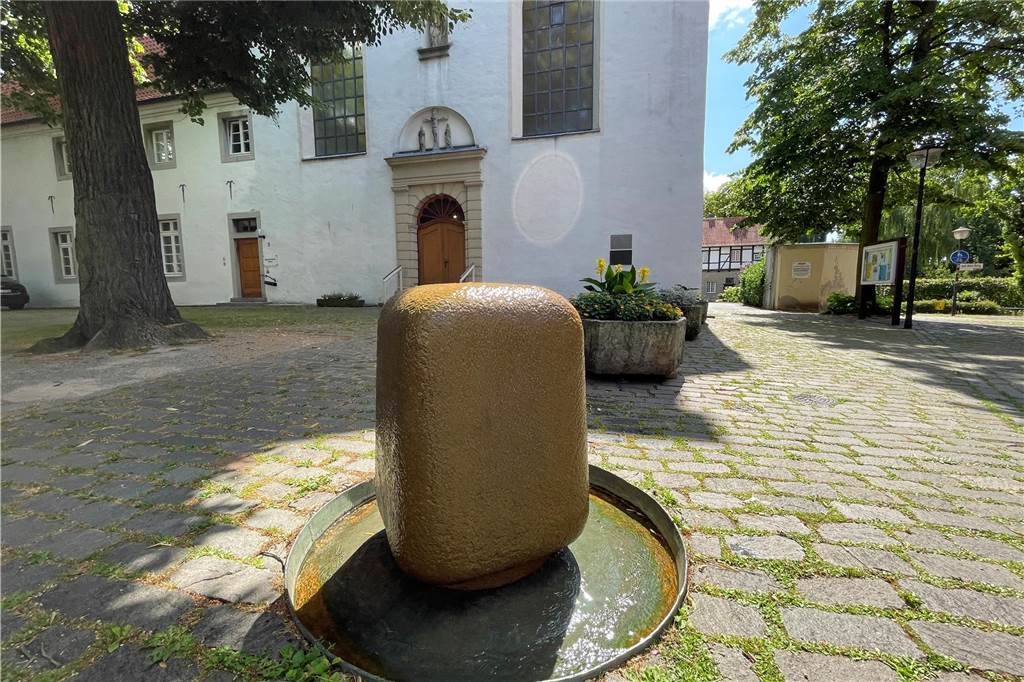Ruhig plätschert der Wasserstein vor dem Kapuziner-Kloster vor sich. Gut, um mal die Hände oder das Gesicht abzukühlen.