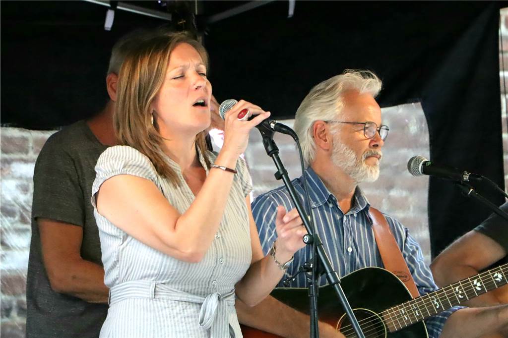 Von leise bis laut - Open-Air-Konzert riss die Zuhörer von den Bänken Ruhigere Töne gab es von der Formation Pam & the Radiofaces mit Sängerin Pamela Tschentscher.
