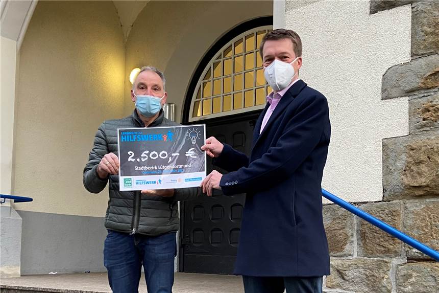 Dortmunder Schüler: 2500 Euro Unterstützung für besseres digitales Lernen Ruhr-Nachrichten-Redaktionsleiter Matthias Langrock (r.) übergab den Bildungsscheck des Lensing Media Hilfswerks in Höhe von 2500 Euro an den Schulleiter der Dellwig-Förderschule, Thomas Lipka.