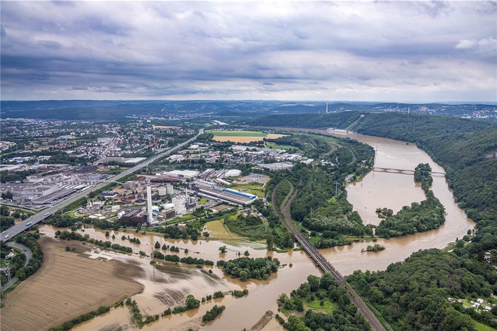 Extrem-Unwetter: Luftaufnahmen zeigen Überschwemmung am Hengsteysee Ruhr und Lennemündung sind angeschwollen. Die Wassermassen haben Felder und Wälder an sich gerissen.