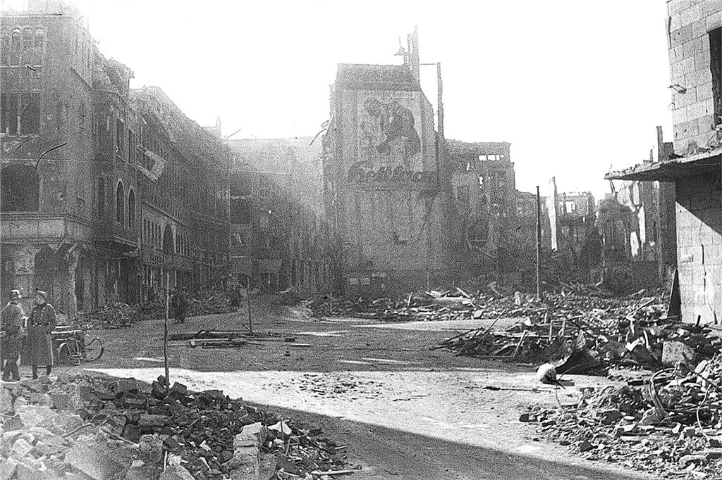 Ruinen prägten schon ab Mai 1943 das Stadtbild - so wie hier an der Kreuzung Kampstraße/Hansastraße.