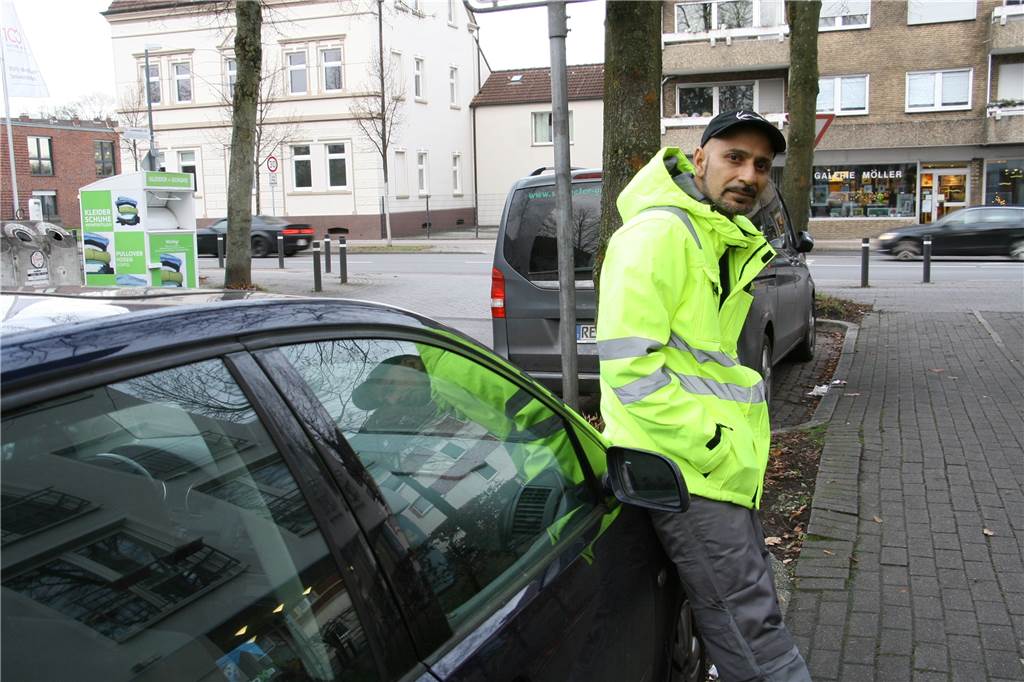 Wie es dazu kam, dass der obdachlose Herr Ahmed Weihnachten im Auto erlebt Rukhsar Ahmed lehnt an seinem alten, dunkelblauen VW Polo: Der Kleinwagen ist seit rund vier Monaten sein Zuhause.