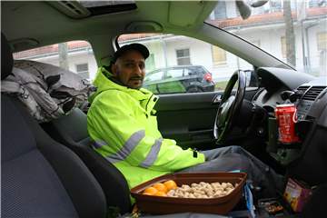 Rukhsar Ahmed sitzt an der Dr.-Loewenstein-Straße in Herten-Süd in seinem VW Polo, hinter ihm seine Bettwäsche, neben ihm eine Schale mit Erdnüssen und Mandarinen: „Das ist meine Weihnachtsstimmung.“