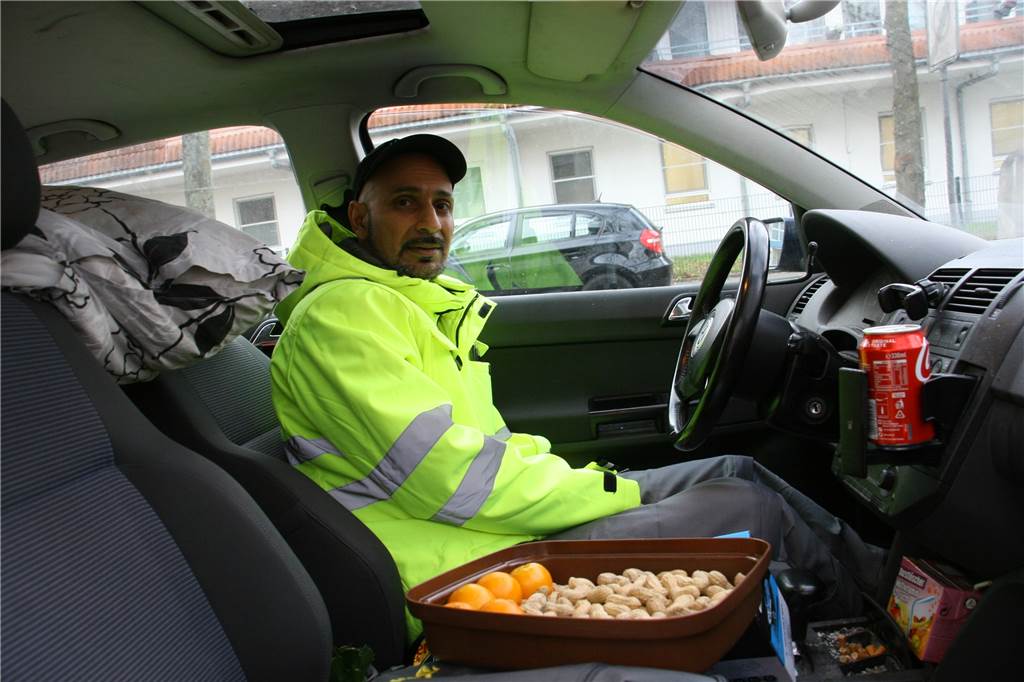 Ein „Engel“ rettet Herrn Ahmed zu Weihnachten aus der Obdachlosigkeit Rukhsar Ahmed sitzt an der Dr.-Loewenstein-Straße in Herten-Süd in seinem VW Polo, hinter ihm seine Bettwäsche, neben ihm eine Schale mit Erdnüssen und Mandarinen: „Das ist meine Weihnachtsstimmung.“