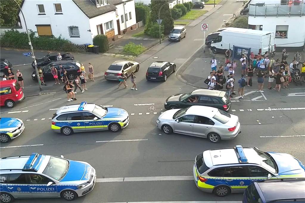 10 Streifenwagen am Deusener Freibad – Video zeigt, wie 250 Menschen auf einen Bus zustürmen Rund 10 Streifenwagen eilten am Dienstagabend nach Deusen, um dem Chaos an der Bushaltestelle an der Deusener Straße beizukommen.