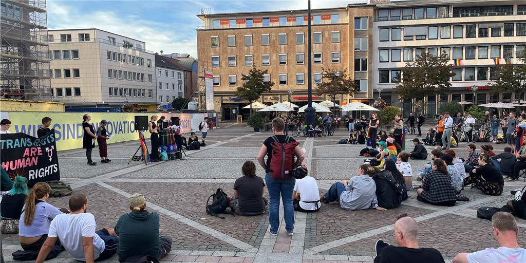 „Wir sind eine Zielscheibe“: Demo gegen Queerfeindlichkeit in Dortmund Rund 100 Menschen haben am Montagabend (12.9.) in Dortmund gegen Queerfeindlichkeit demonstriert.