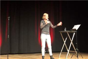 Rund 100 Zuschauer waren in die Stadthalle gekommen, um sich das Programm von Vera Deckers anzuschauen. 