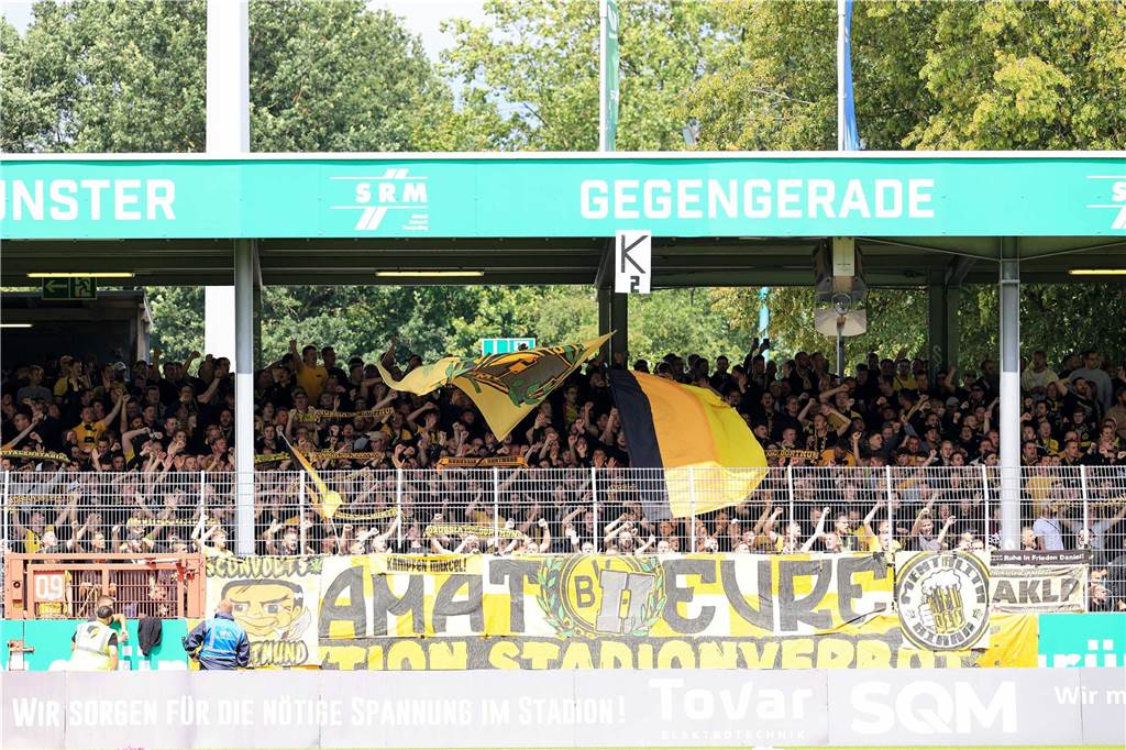 BVB-U23 startet bei Preußen Münster in die neue Saison: 3. Liga im Live-Ticker In Münster feiern BVB-Fans auf der Tribüne.