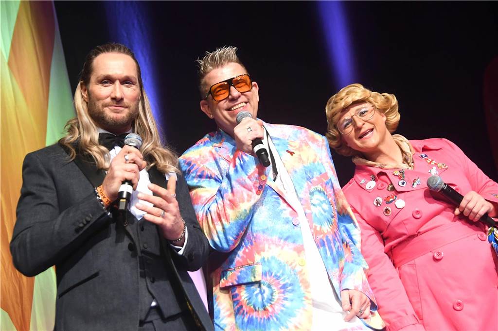 Aids-Gala stoppt Verkauf: Verlosung für Tanz unterm Regenbogen im PottCAS Rund 1000 Gäste feierten ausgelassen bei der 23. Aids-Gala „Tanz unterm Regenbogen“ in der Europahalle in Castrop-Rauxel. Hier Annemie Krawtschak (r.) mit Nico Schwanz und Entertainer Jörg Schlösser (M.).