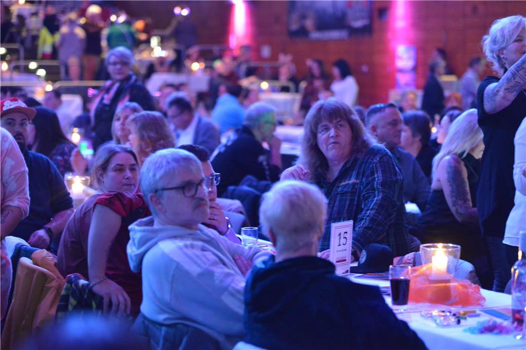 Aids-Gala stoppt Verkauf: Verlosung für Tanz unterm Regenbogen im PottCAS Rund 1000 Gäste feierten ausgelassen bei der 23. Aids-Gala „Tanz unterm Regenbogen“ in der Europahalle in Castrop-Rauxel.