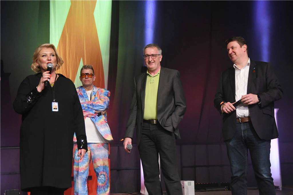 xxx Rund 1000 Gäste feierten ausgelassen bei der diesjährigen 23. Aids-Gala „Tanz unterm Regenbogen“ in der Europahalle in Castrop-Rauxel.
