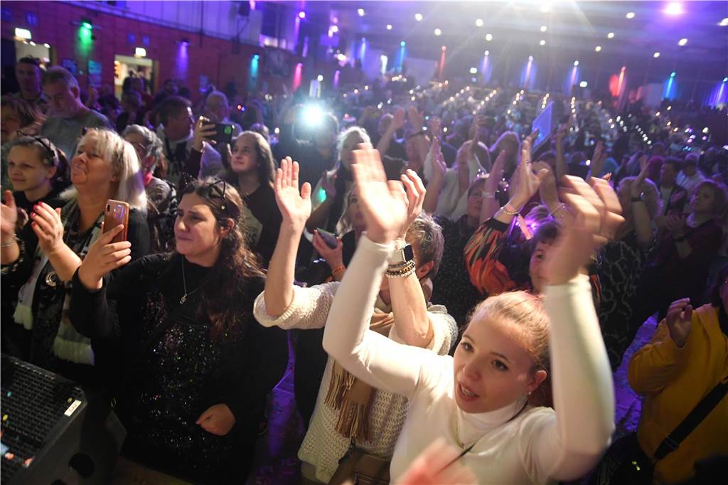 xxx Rund 1000 Gäste feierten ausgelassen bei der diesjährigen 23. Aids-Gala „Tanz unterm Regenbogen“ in der Europahalle in Castrop-Rauxel.