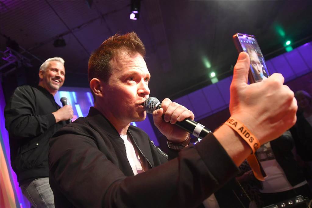 xxx Rund 1000 Gäste feierten ausgelassen bei der diesjährigen 23. Aids-Gala „Tanz unterm Regenbogen“ in der Europahalle in Castrop-Rauxel.