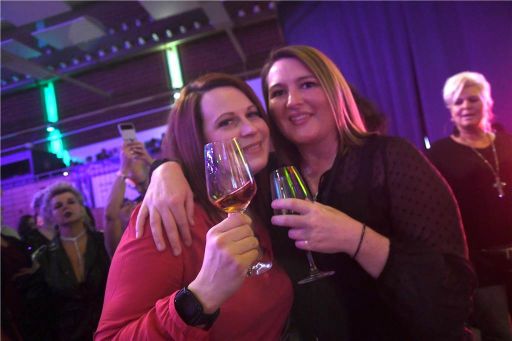 xxx Rund 1000 Gäste feierten ausgelassen bei der diesjährigen 23. Aids-Gala „Tanz unterm Regenbogen“ in der Europahalle in Castrop-Rauxel.