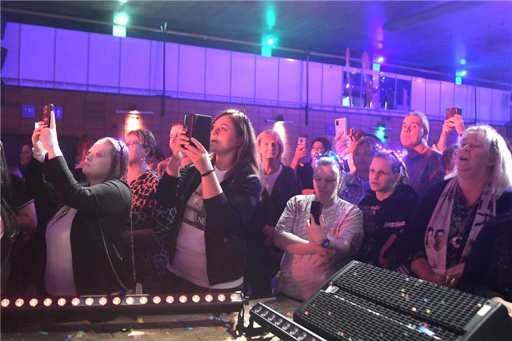 xxx Rund 1000 Gäste feierten ausgelassen bei der diesjährigen 23. Aids-Gala „Tanz unterm Regenbogen“ in der Europahalle in Castrop-Rauxel.