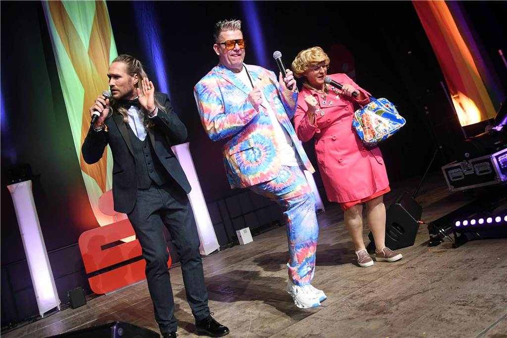 xxx Rund 1000 Gäste feierten ausgelassen bei der diesjährigen 23. Aids-Gala „Tanz unterm Regenbogen“ in der Europahalle in Castrop-Rauxel.
