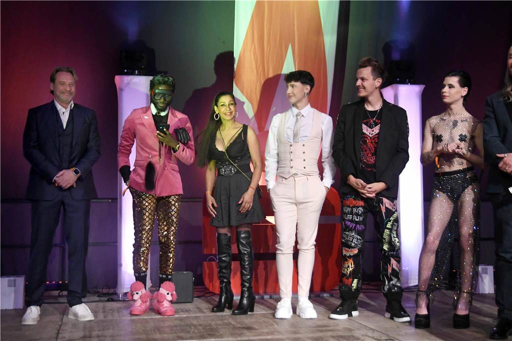 xxx Rund 1000 Gäste feierten ausgelassen bei der diesjährigen 23. Aids-Gala „Tanz unterm Regenbogen“ in der Europahalle in Castrop-Rauxel.