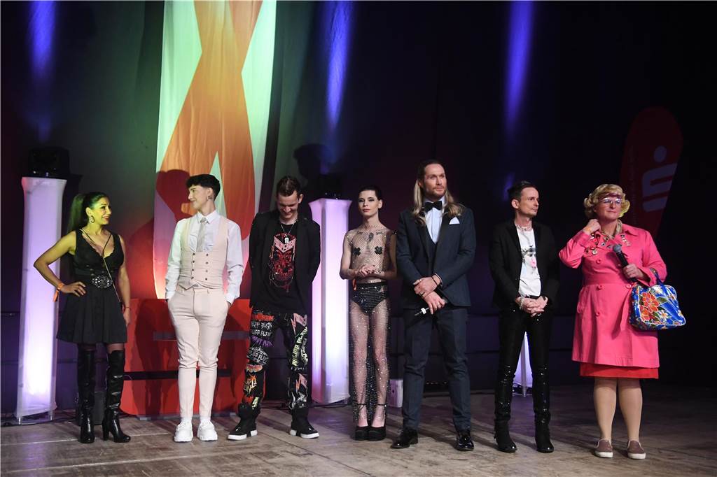 xxx Rund 1000 Gäste feierten ausgelassen bei der diesjährigen 23. Aids-Gala „Tanz unterm Regenbogen“ in der Europahalle in Castrop-Rauxel.