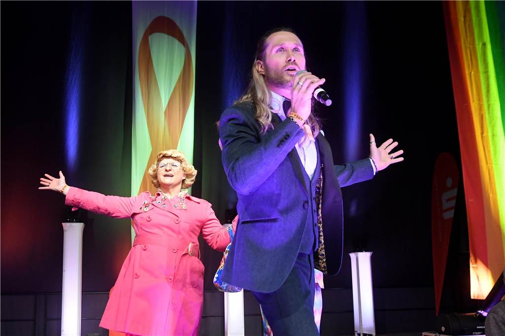 xxx Rund 1000 Gäste feierten ausgelassen bei der diesjährigen 23. Aids-Gala „Tanz unterm Regenbogen“ in der Europahalle in Castrop-Rauxel.