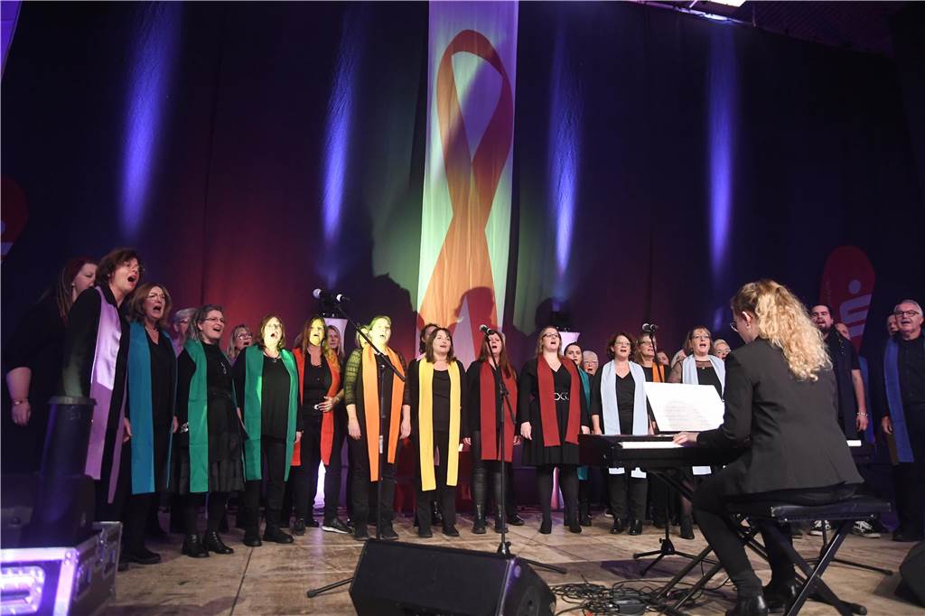 xxx Rund 1000 Gäste feierten ausgelassen bei der diesjährigen 23. Aids-Gala „Tanz unterm Regenbogen“ in der Europahalle in Castrop-Rauxel.
