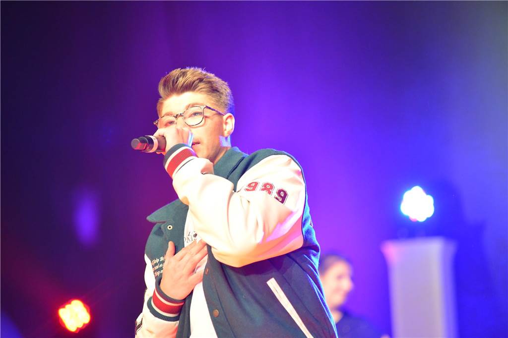 xxx Rund 1000 Gäste feierten ausgelassen bei der diesjährigen 23. Aids-Gala „Tanz unterm Regenbogen“ in der Europahalle in Castrop-Rauxel.