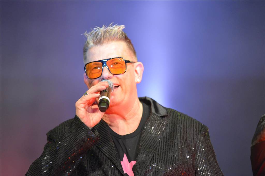 xxx Rund 1000 Gäste feierten ausgelassen bei der diesjährigen 23. Aids-Gala „Tanz unterm Regenbogen“ in der Europahalle in Castrop-Rauxel.