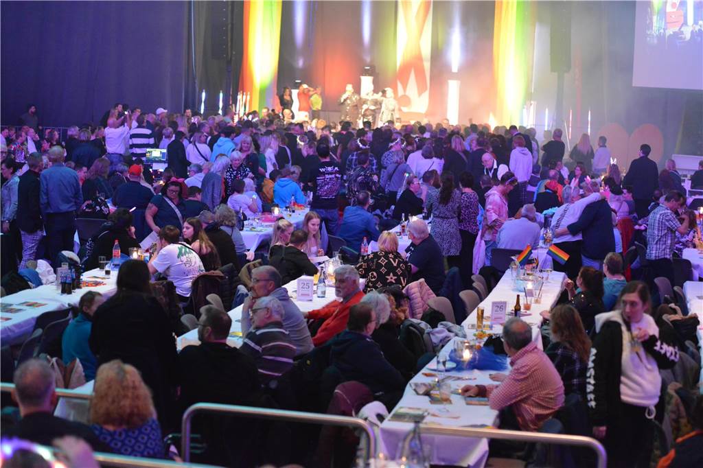 xxx Rund 1000 Gäste feierten ausgelassen bei der diesjährigen 23. Aids-Gala „Tanz unterm Regenbogen“ in der Europahalle in Castrop-Rauxel.