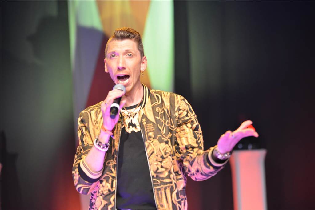 xxx Rund 1000 Gäste feierten ausgelassen bei der diesjährigen 23. Aids-Gala „Tanz unterm Regenbogen“ in der Europahalle in Castrop-Rauxel.