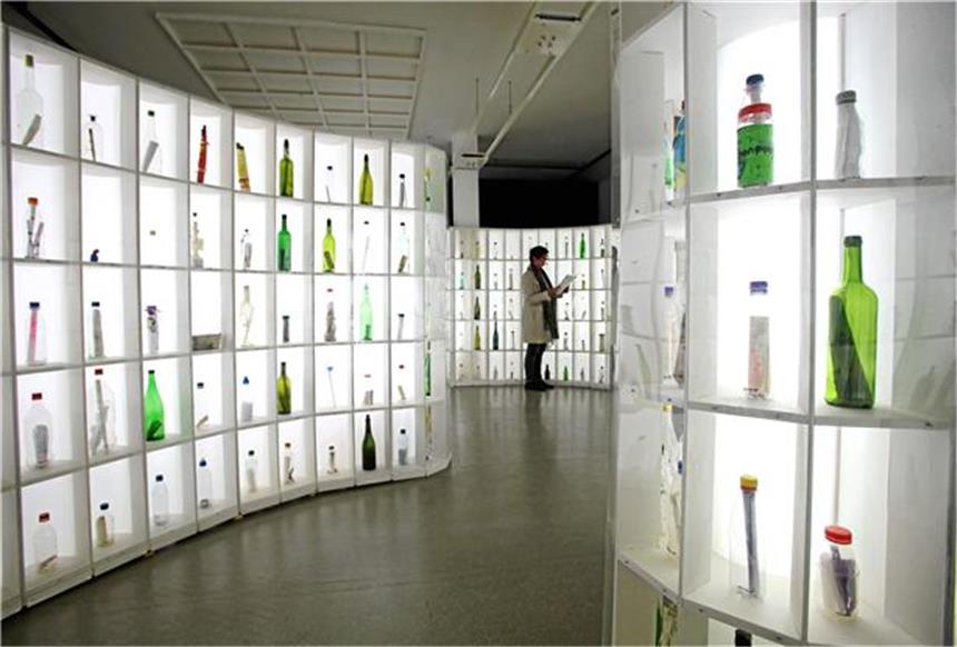 Rund 1000 Nachrichten in Flaschen hat Joachim Römer am Rhein gefunden. Für die Ausstellung „Tausend und eine Flaschenpost“ im Duisburger Museum der Deutschen Binnenschifffahrt hat er sie in einer wellenförmigen Installation vereint. 