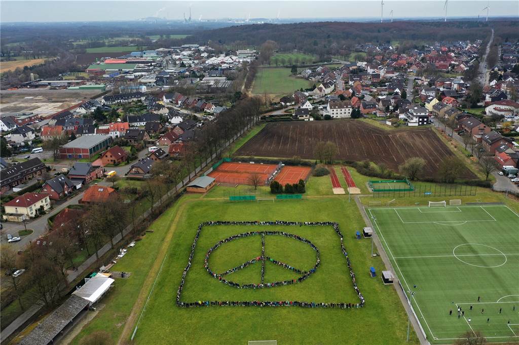 „Härtet ab, aber was kommt noch?“ - Wie Jugendliche in ihre Zukunft blicken Schüler bilden ein riesiges Peace-Zeichen.