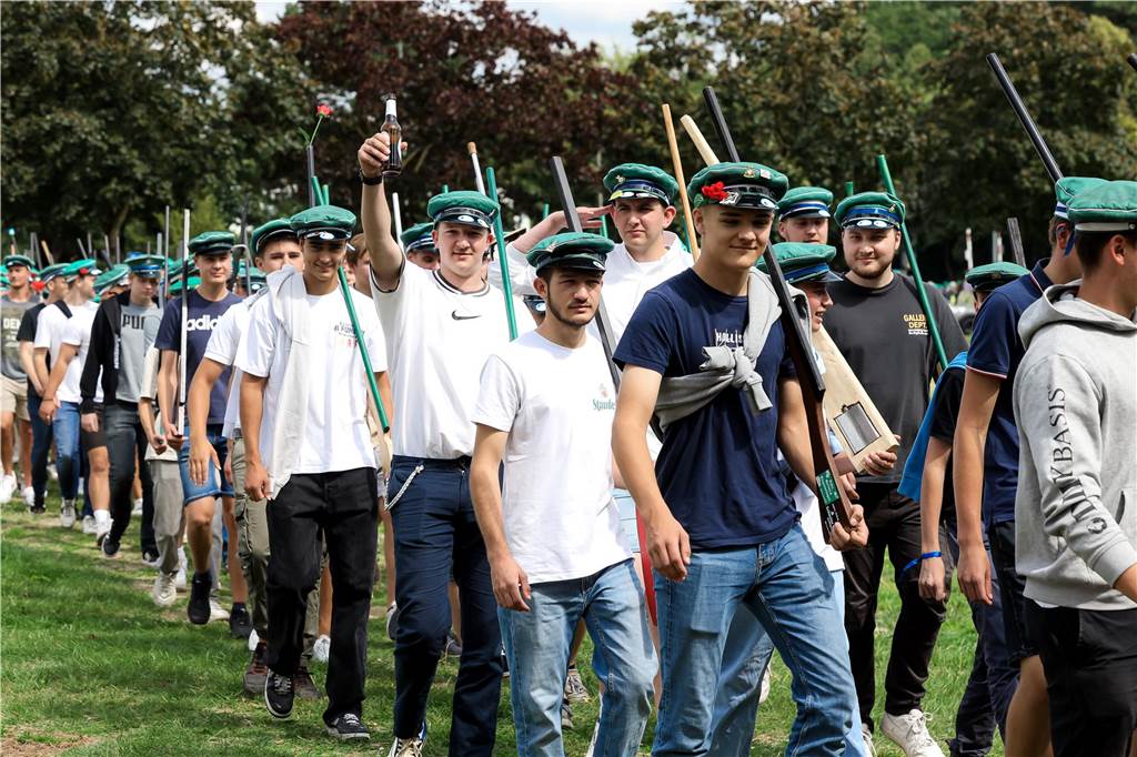 Rund 1.000 Schützen übten das Marschieren.