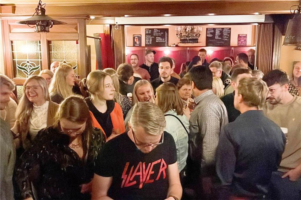 13 Bands auf 11 Bühnen: Vorverkauf für „S.O. Live“ startet in Kürze Rund 1100 Tickets konnten bei der Premiere vor einem Jahr im Vorverkauf abgesetzt werden. Am Abend selbst waren dann noch mehr zwischen den Locations unterwegs, um bei Livemusik zu feiern.