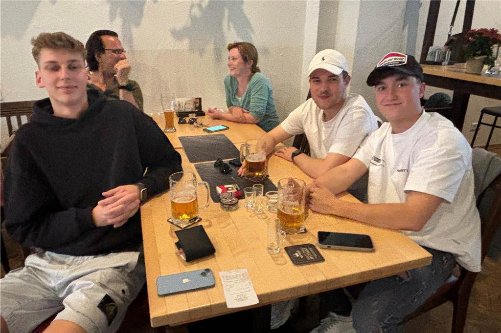 Besucher beim Public Viewing im Brauhaus Rütershoff in Obercastrop. 