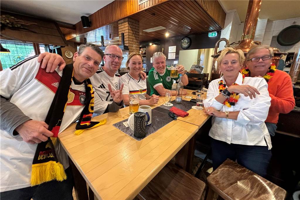 Besucher beim Public Viewing im Brauhaus Rütershoff in Obercastrop. 