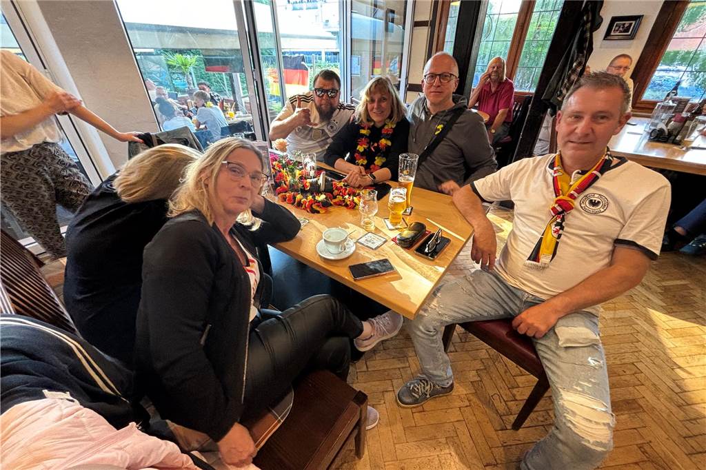 Besucher beim Public Viewing im Brauhaus Rütershoff in Obercastrop. 