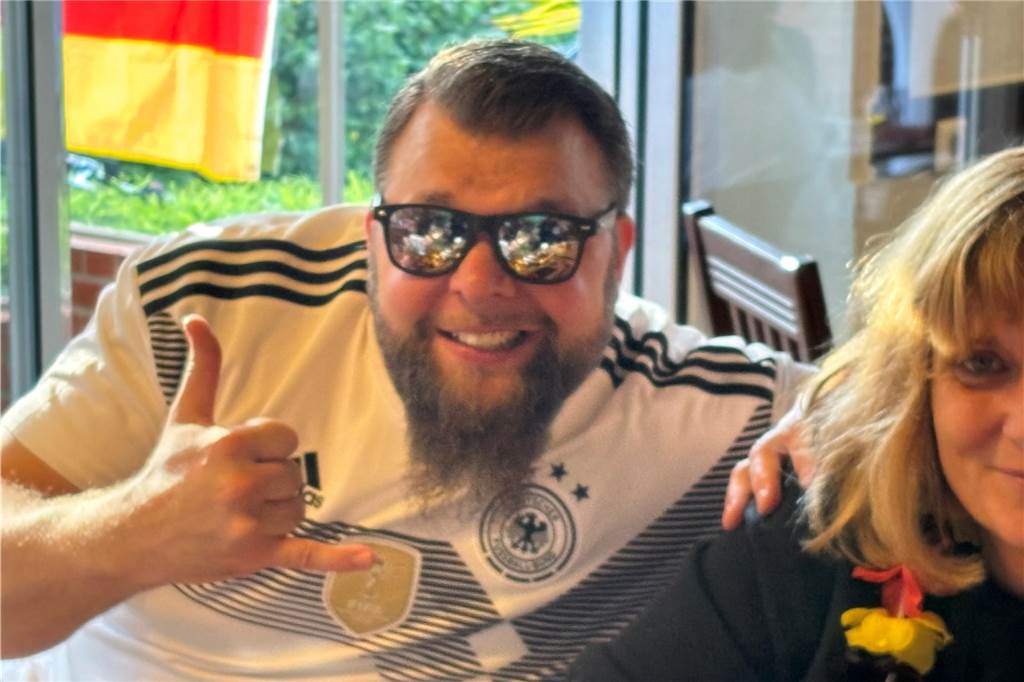 Besucher beim Public Viewing im Brauhaus Rütershoff in Obercastrop. 