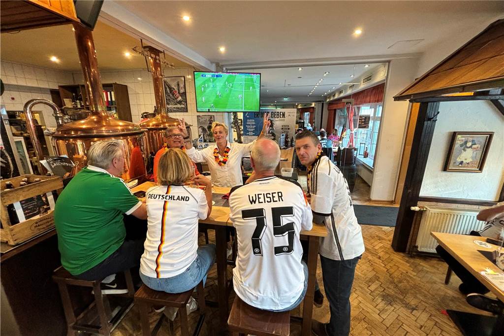 Besucher beim Public Viewing im Brauhaus Rütershoff in Obercastrop. 