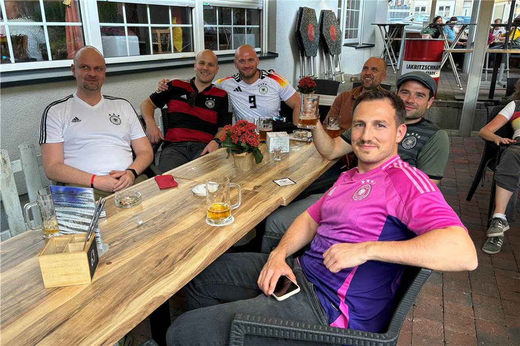 Besucher beim Public Viewing im Brauhaus Rütershoff in Obercastrop. 