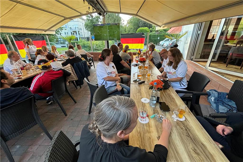 Besucher beim Public Viewing im Brauhaus Rütershoff in Obercastrop. 