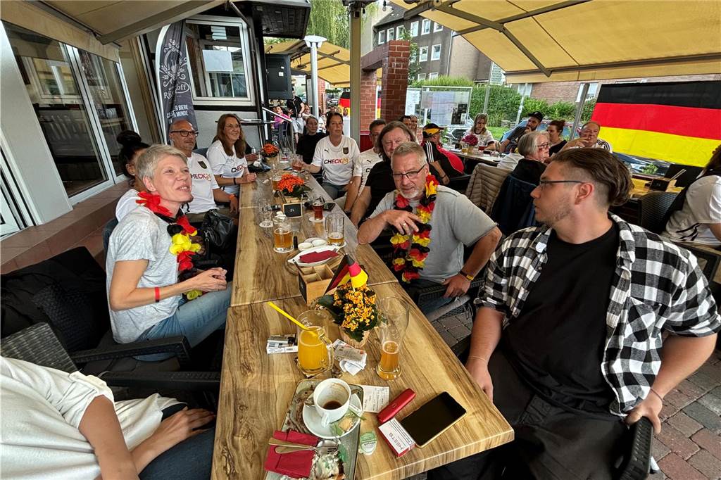 Besucher beim Public Viewing im Brauhaus Rütershoff in Obercastrop. 