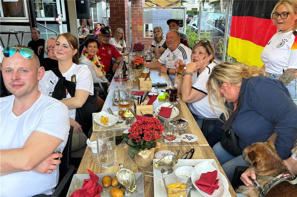 Besucher beim Public Viewing im Brauhaus Rütershoff in Obercastrop. 