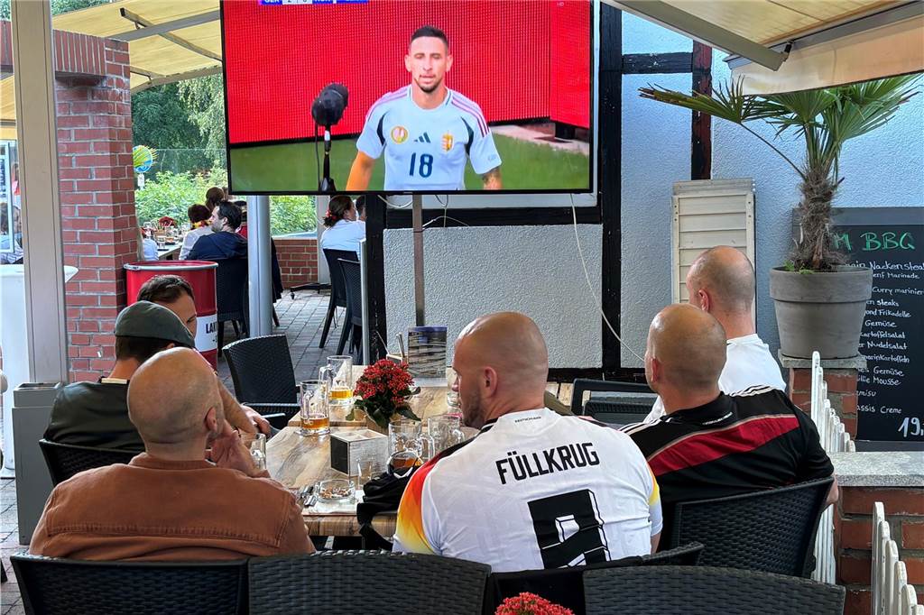 Besucher beim Public Viewing im Brauhaus Rütershoff in Obercastrop. 
