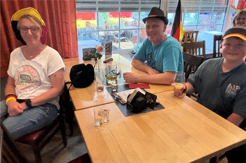 Besucher beim Public Viewing im Brauhaus Rütershoff in Obercastrop. 