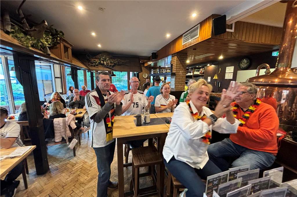 Besucher beim Public Viewing im Brauhaus Rütershoff in Obercastrop. 