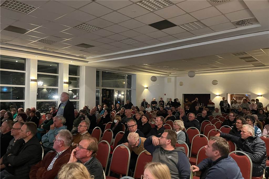 Menschen sitzen im Saal des Ramirez'.