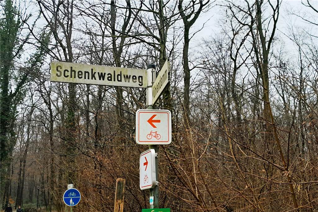 Rund 15 Kilometer von Schloss Nordkirchen entfernt liegt Davensberg: das Tor zur Davert. Dass der böse Rentmeister Schenkewald dorthin gebracht wurde, erzählt nicht nur die Sage. Auch ein Straßenname zu Beginn der Wanderung verrät den Zusammenhang.