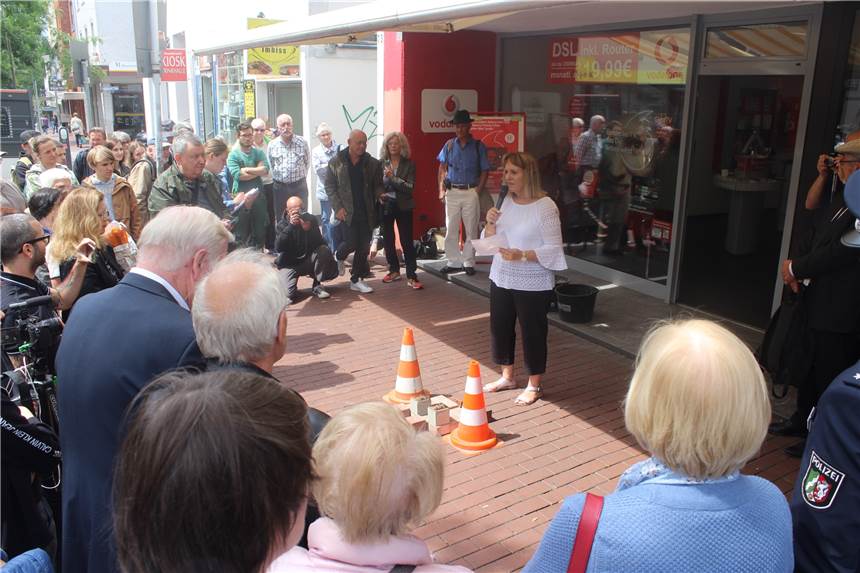 Rund 15 Nachfahren der Eheleute Eisenstein sowie Bürger und Amtsträger aus dem Stadtbezirk wohnten der Einweihung der beiden Gedenksteine bei. Die Enkeltochter Ruth Eisenstein sprach mit eindringlichen Worten zu ihren Großeltern.