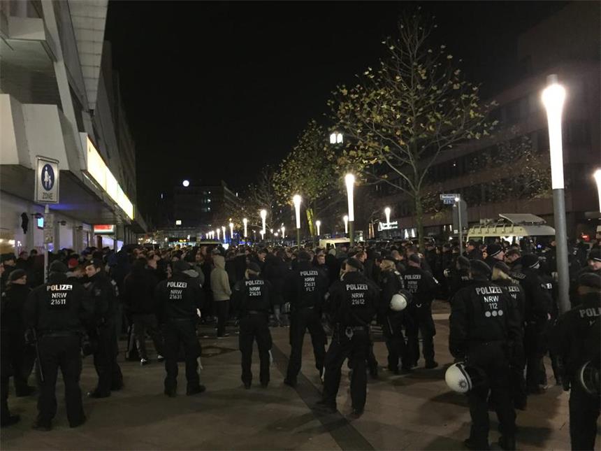 Polizei setzt nach Saloniki-Spiel 150 BVB-Ultras fest Rund 150 BVB-Ultras wurden auf der Kampstraße von der Polizei festgesetzt.